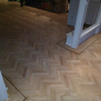 Rustieke visgraat houten vloer