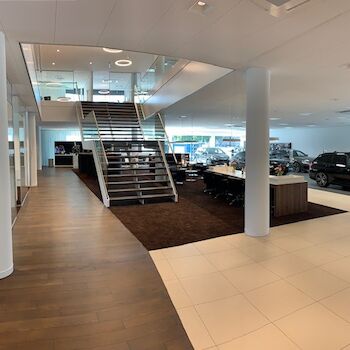 bmw dealer houten vloer